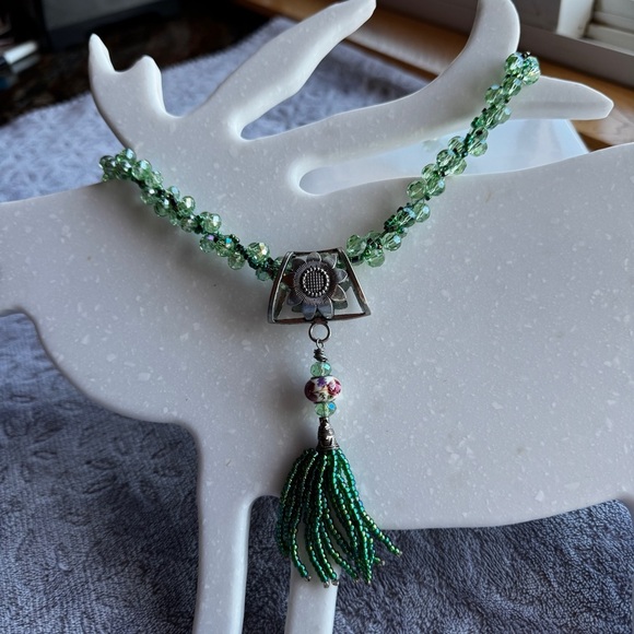 HANDCRAFTED Elegant Green Beaded Necklace - Picture 3 of 10